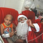 Cortejo natalino alegra os pacientes internados na Oncologia - Fotos: Bruno César/FHS