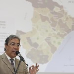 Ao lado da ministra do Desenvolvimento Social e Combate à Fome