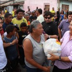 Jackson participa de missa e entrega de cestas básicas no Bonfim - Fotos: Mario Sousa