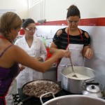 Merendeiras passam por capacitação de manipulação de alimentos - Fotos: Ascom/Seed