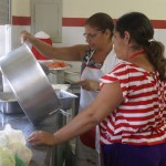 Merendeiras passam por capacitação de manipulação de alimentos - Fotos: Ascom/Seed