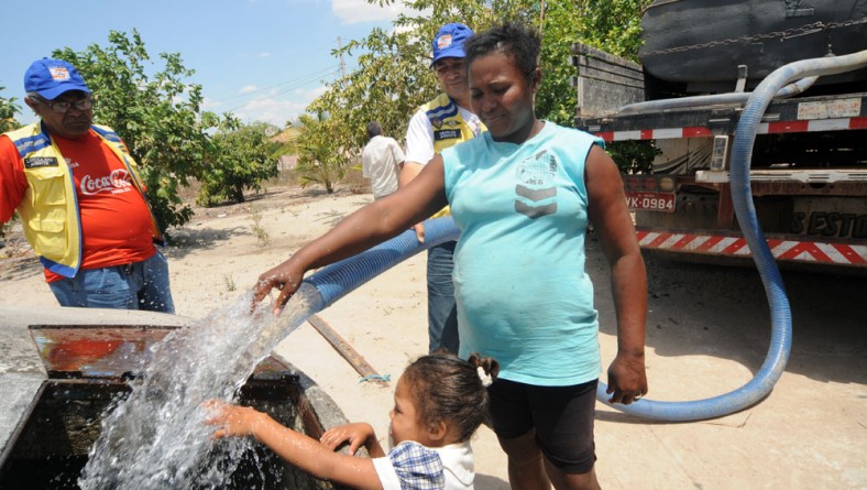 Governo entrega alimentos e água à população vítima da seca