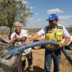 Governo entrega alimentos e água à população vítima da seca -
