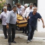 Déda comparece ao sepultamento de dona Dalva