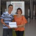 Estudante ganha Ipad em promoção do Museu da Gente Sergipana  - O estudante Winícius Marcelino e a diretora do Instituto Banese