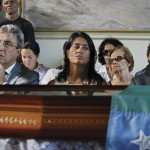 Marcelo Déda presta suas últimas homenagens ao exgovernador Seixas Dória - Foto: Marco Vieira/ASN