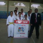 Jovens atletas do projeto ‘Vida Alegre’ ganham medalhas em competição de karatê