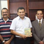 Defensores públicos visitam o TCE e entregam primeira edição da revista da instituição - Fotos: Ascom/DPE