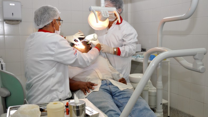 Funesa seleciona auxiliares de saúde bucal e odontólogo