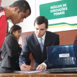 Defensores Públicos orientam presos beneficiados com a saída temporária - Fotos: Cleverton Ribeiro
