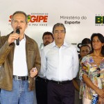 Governador inaugura escola pioneira que inclui prática esportiva ao lado do ministro Aldo Rebelo - O ministro dos Esportes