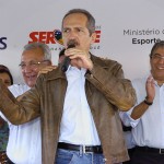 Governador inaugura escola pioneira que inclui prática esportiva ao lado do ministro Aldo Rebelo - O ministro dos Esportes