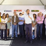 Governador inaugura escola pioneira que inclui prática esportiva ao lado do ministro Aldo Rebelo - O ministro dos Esportes