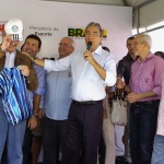 Governador inaugura escola pioneira que inclui prática esportiva ao lado do ministro Aldo Rebelo - O ministro dos Esportes