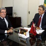 Déda recebe dirigentes de diversas instituições em audiências - O governador Marcelo Déda em audiência com o presidente do TCE/SE