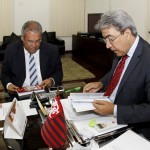 Déda recebe dirigentes de diversas instituições em audiências - O governador Marcelo Déda em audiência com o presidente do TCE/SE