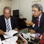 Déda recebe dirigentes de diversas instituições em audiências - O governador Marcelo Déda em audiência com o presidente do TCE/SE