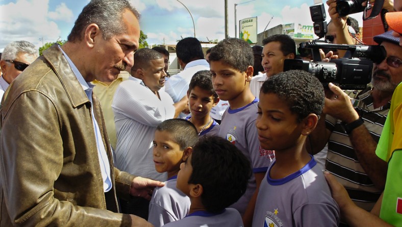 Governador inaugura escola pioneira que inclui prática esportiva ao lado do ministro Aldo Rebelo