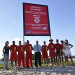 Placas sinalizadoras são instaladas na praia da Coroa do Meio - O coronel do corpo de bombeiros