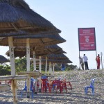 Placas sinalizadoras são instaladas na praia da Coroa do Meio - O coronel do corpo de bombeiros