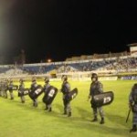 Trabalho especializado da PM garante paz nos estádios no Sergipão 2012 -