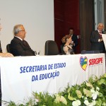 Jackson entrega Diploma de Honra ao Mérito Educacional ao professor Uchôa  -