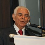 Jackson entrega Diploma de Honra ao Mérito Educacional ao professor Uchôa  -