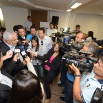 Secretário Silvio Santos fala sobre maternidade durante coletiva - Fotos: Ascom/SES