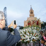 Governador acompanha procissão em Simão Dias -