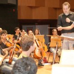Alunos do Felisbello Freire assistem à Orsse no projeto Concertos Didáticos - O técnico do Departamento de Educação (DED/Seed)