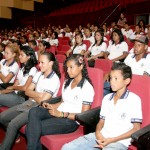 Alunos do Felisbello Freire assistem à Orsse no projeto Concertos Didáticos - O técnico do Departamento de Educação (DED/Seed)