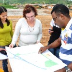Lúcia Falcón visita obras do PróMoradia - Aspecto no bairro Porto Dantas já apresenta sinais de mudança