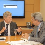 Déda mantém reuniões com o BNDES e Vale visando os projetos sergipanos - O governador Marcelo Déda durante audiência com o diretor do BNDES