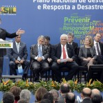 ao lado de Dilma