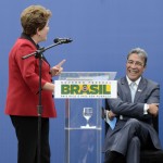 ao lado de Dilma