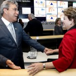 ao lado de Dilma