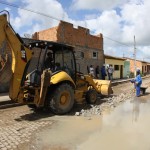 Ruas do município de Pedrinhas recebem rede de drenagem e capeamento asfáltico -