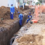 Ruas do município de Pedrinhas recebem rede de drenagem e capeamento asfáltico -