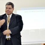 Procurador explica aos servidores sobre a Lei de Acesso à Informação - A servidora Yara Maria
