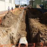 Ruas do município de Pedrinhas recebem rede de drenagem e capeamento asfáltico -
