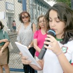 Alunos da rede estadual hasteiam a bandeira do Brasil na sede da Seed  -
