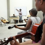Curso de violão atrai jovens ao Centro de Criatividade  -