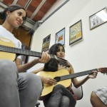 Curso de violão atrai jovens ao Centro de Criatividade  -