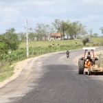 Rodovia Sítios Novos/Santa Rosa do Ermírio recebe camadas de asfalto -