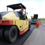 Rodovia Sítios Novos/Santa Rosa do Ermírio recebe camadas de asfalto -