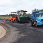 Rodovia Sítios Novos/Santa Rosa do Ermírio recebe camadas de asfalto -