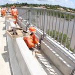 Iniciada a colocação do guardacorpo da ponte Gilberto Amado  - O gestor da pasta de Infraestrutura