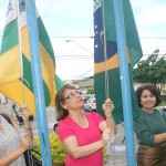Alunos da rede estadual hasteiam a bandeira do Brasil na sede da Seed  -
