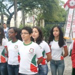 Alunos da rede estadual hasteiam a bandeira do Brasil na sede da Seed  -