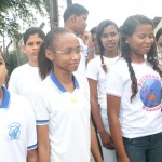 Alunos da rede estadual hasteiam a bandeira do Brasil na sede da Seed  -